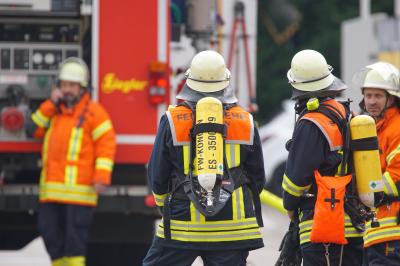 Brand von Metallstaeben in einer Firma in Oberboihingen loest Grosseinsatz aus